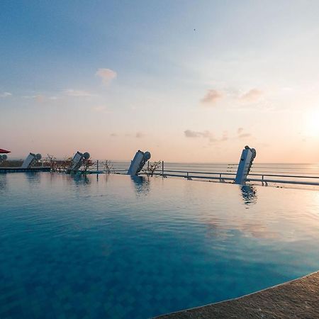 Kutabex Beachfront Hotel Кута Екстериор снимка
