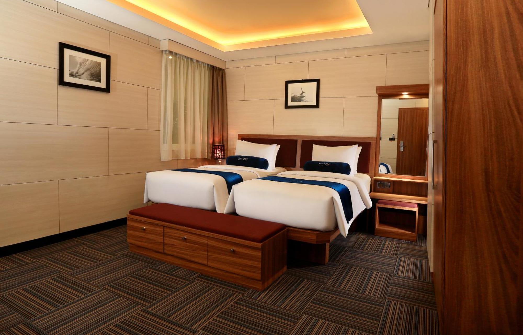 Kutabex Beachfront Hotel Кута Екстериор снимка