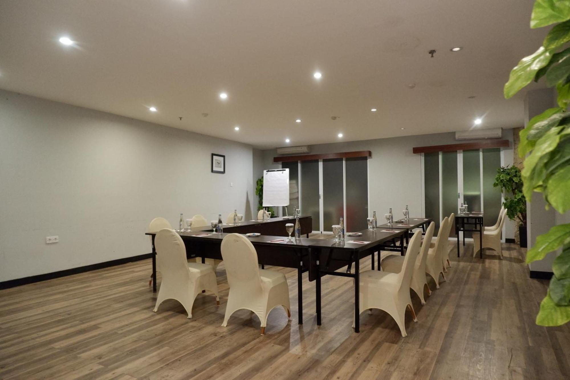Kutabex Beachfront Hotel Кута Екстериор снимка