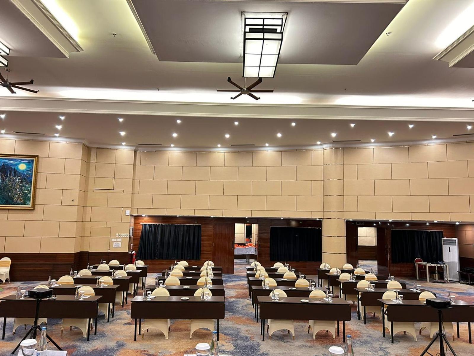 Kutabex Beachfront Hotel Кута Екстериор снимка