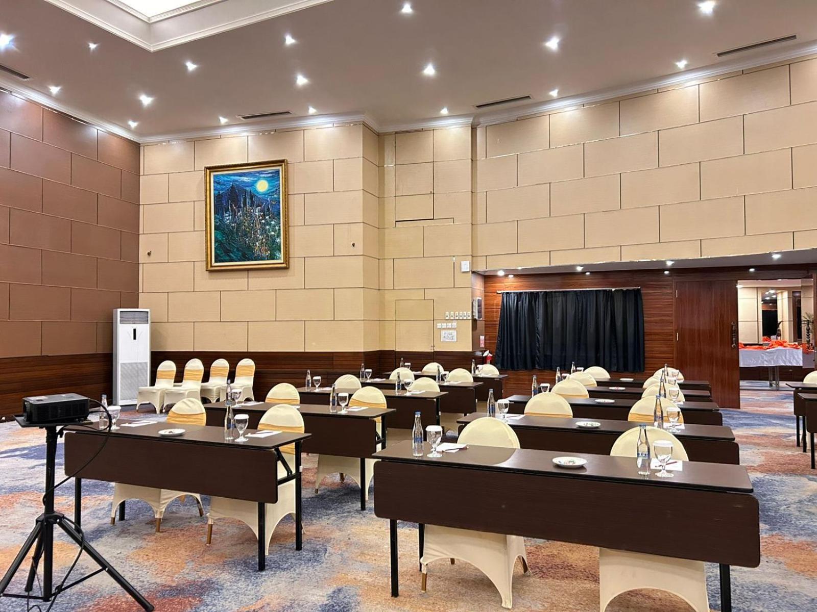 Kutabex Beachfront Hotel Кута Екстериор снимка