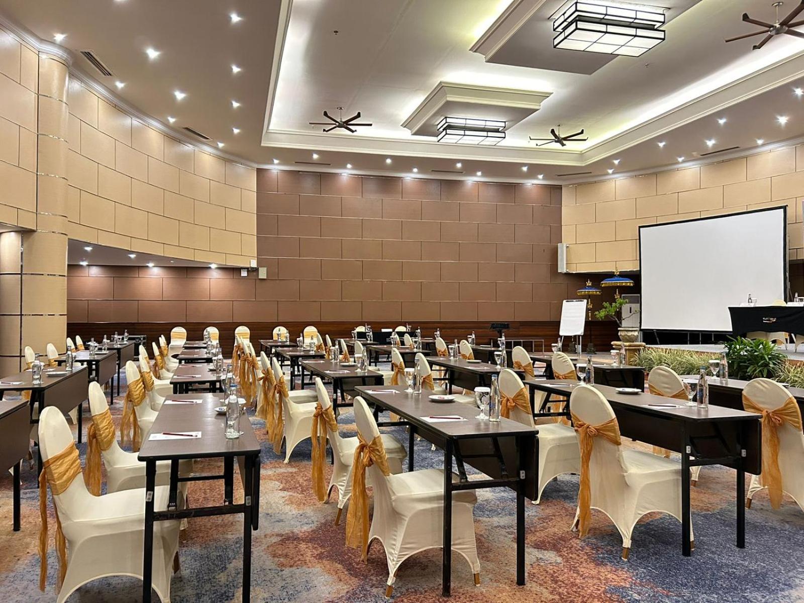 Kutabex Beachfront Hotel Кута Екстериор снимка