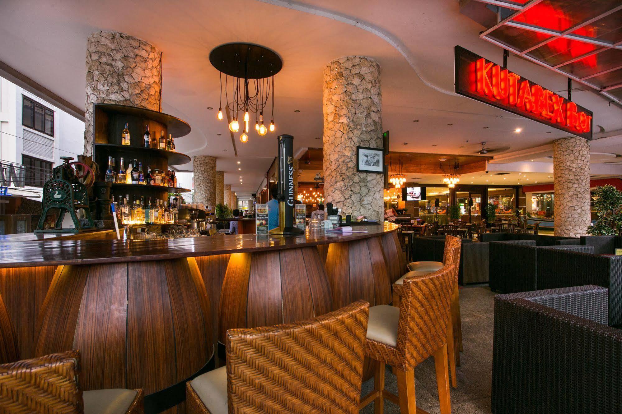 Kutabex Beachfront Hotel Кута Екстериор снимка